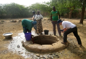 Jonathan (Joneo) Oglesby interviewed the Songhai people at a well to learn about water usage. 